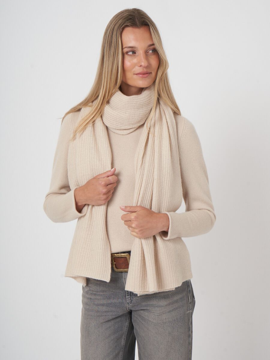 Ribgebreide oversized cashmere sjaal image number 1