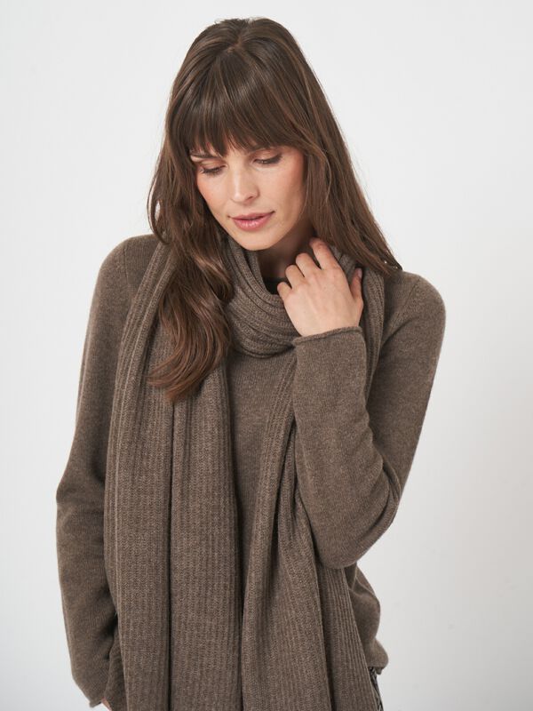 Ribgebreide oversized cashmere sjaal image number 3