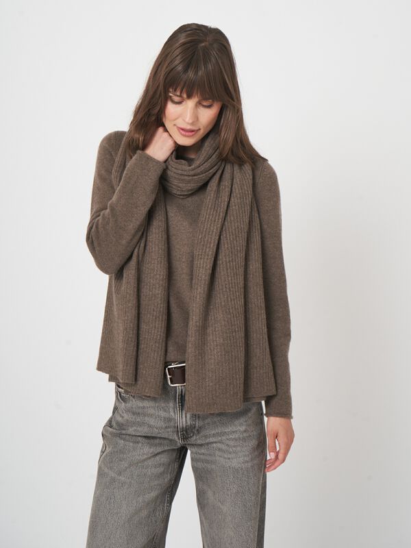 Ribgebreide oversized cashmere sjaal image number 5