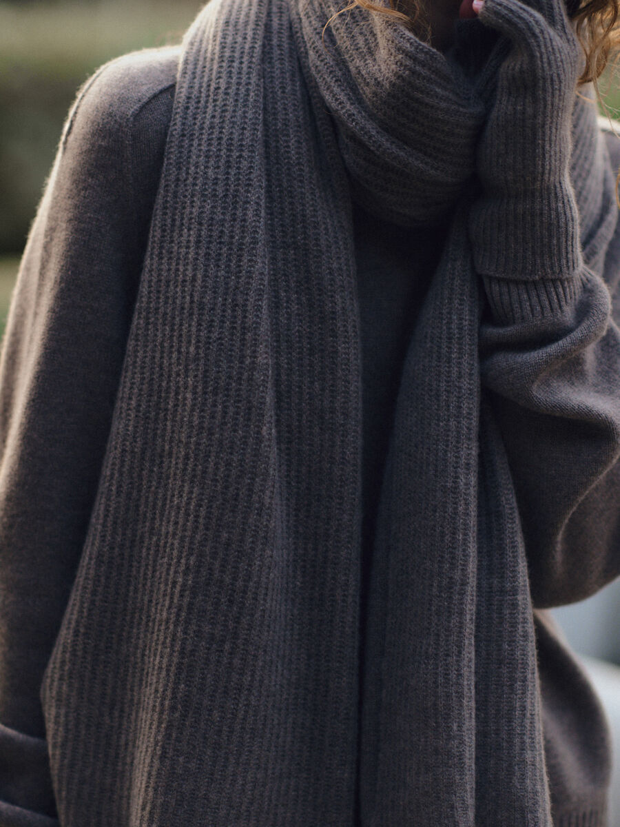Oversized Rib-Knit Cashmere Scarf image number 1