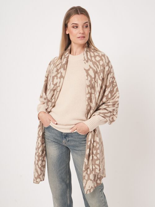 Fijngebreide cashmere sjaal met print
