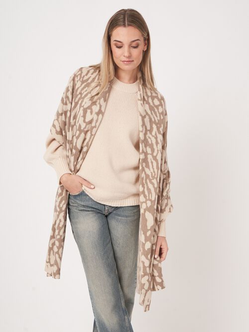 Fijngebreide cashmere sjaal met print