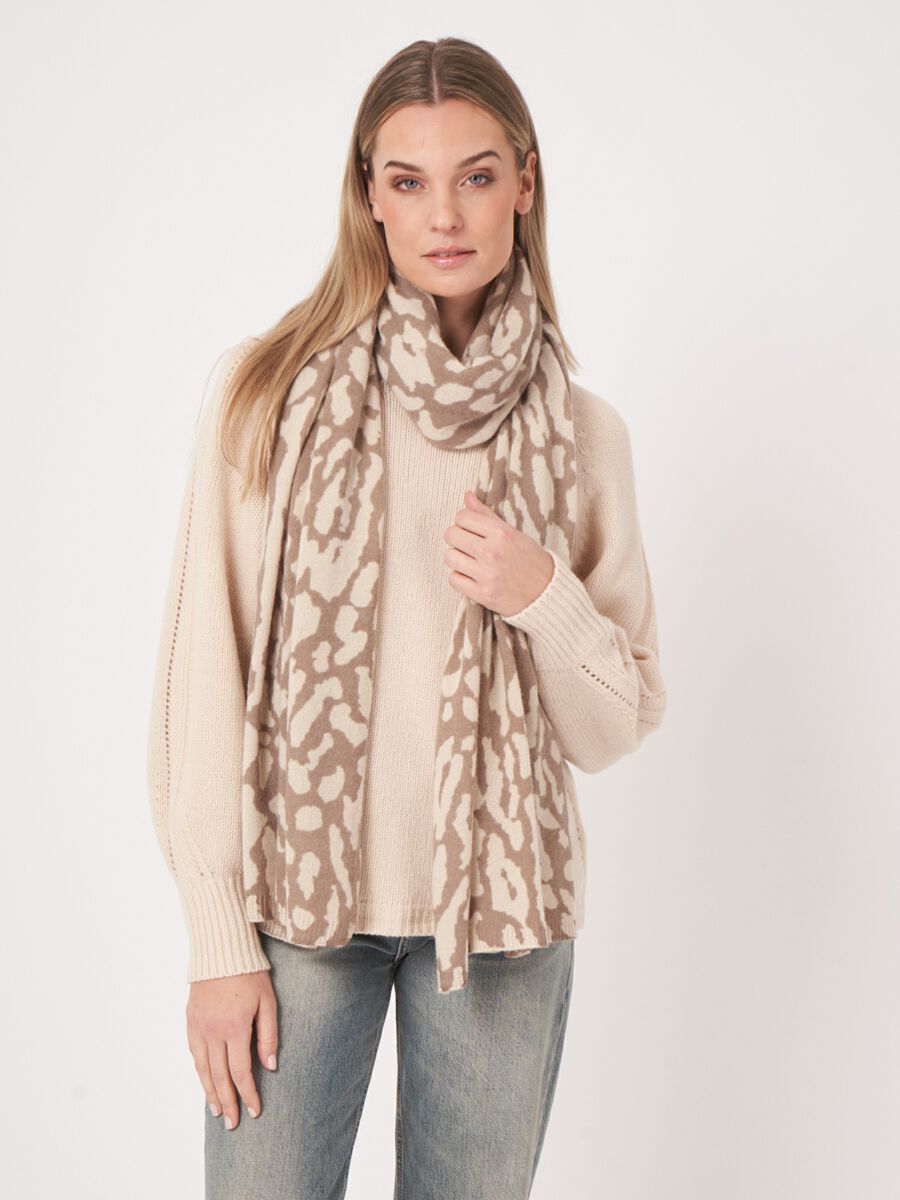Fijngebreide cashmere sjaal met print image number 2