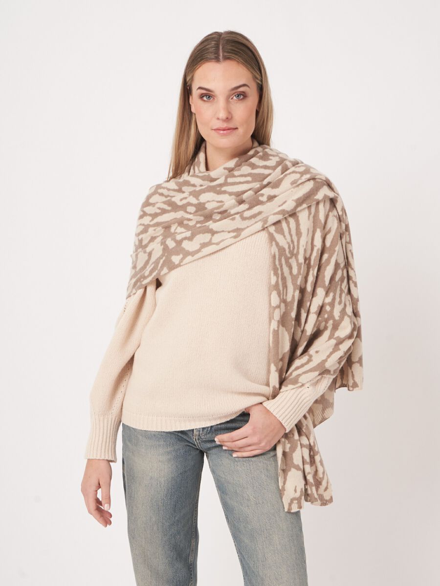 Fijngebreide cashmere sjaal met print image number 3
