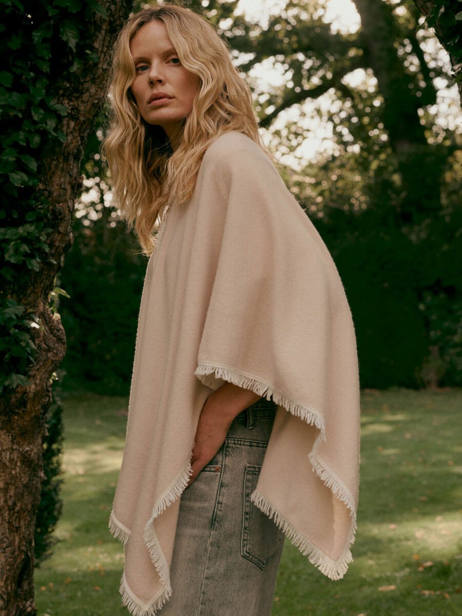 Organic cashmere poncho with contrast fringe image number 0