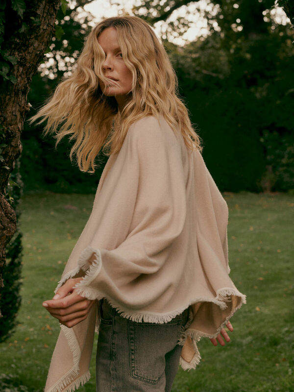 Poncho van biologisch kasjmier met contrasterende franjes image number 2