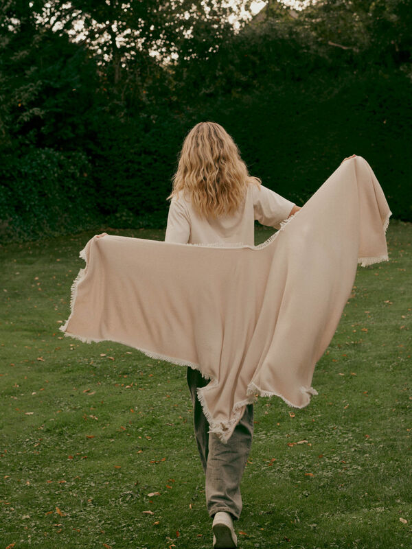 Poncho van biologisch kasjmier met contrasterende franjes image number 3