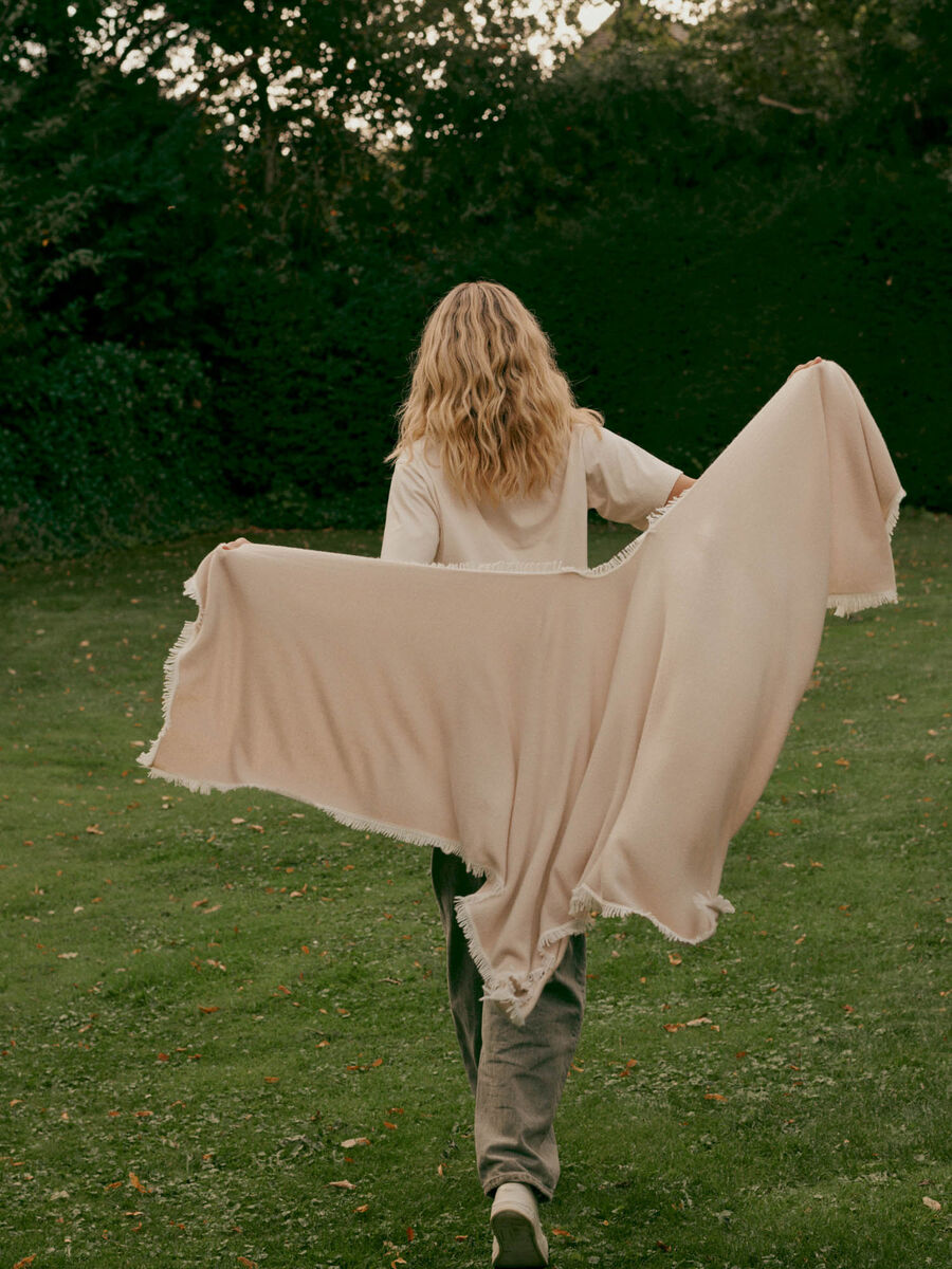 Organic cashmere poncho with contrast fringe image number 3