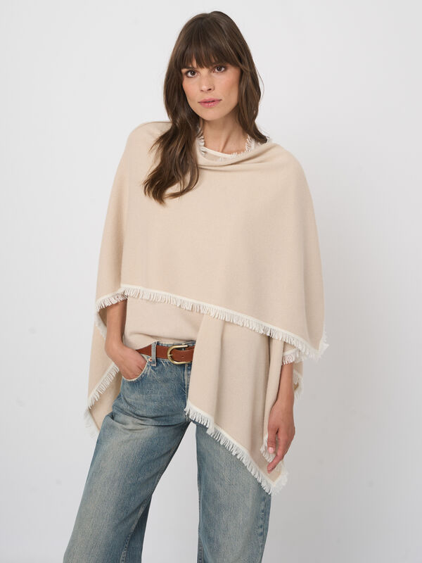 Poncho van biologisch kasjmier met contrasterende franjes image number 6