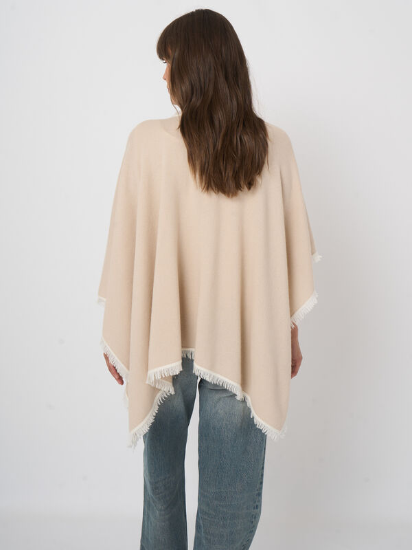 Poncho van biologisch kasjmier met contrasterende franjes image number 8