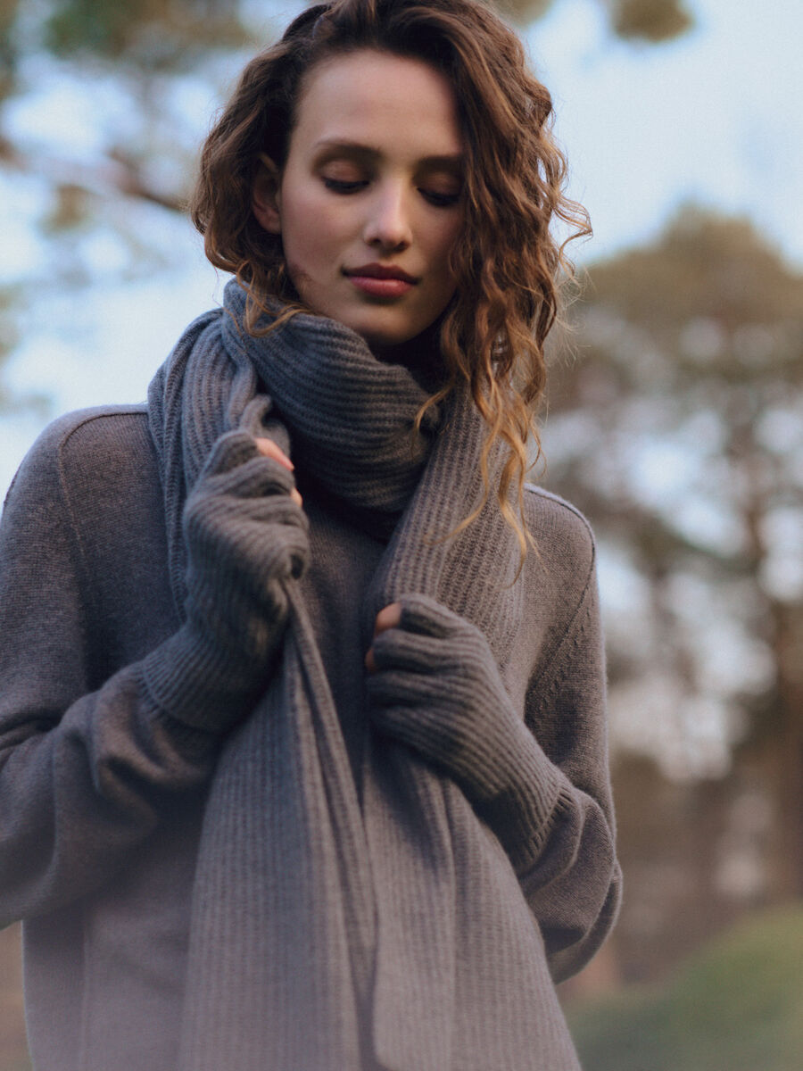 Rib-Knit Cashmere Fingerless Gloves image number 2