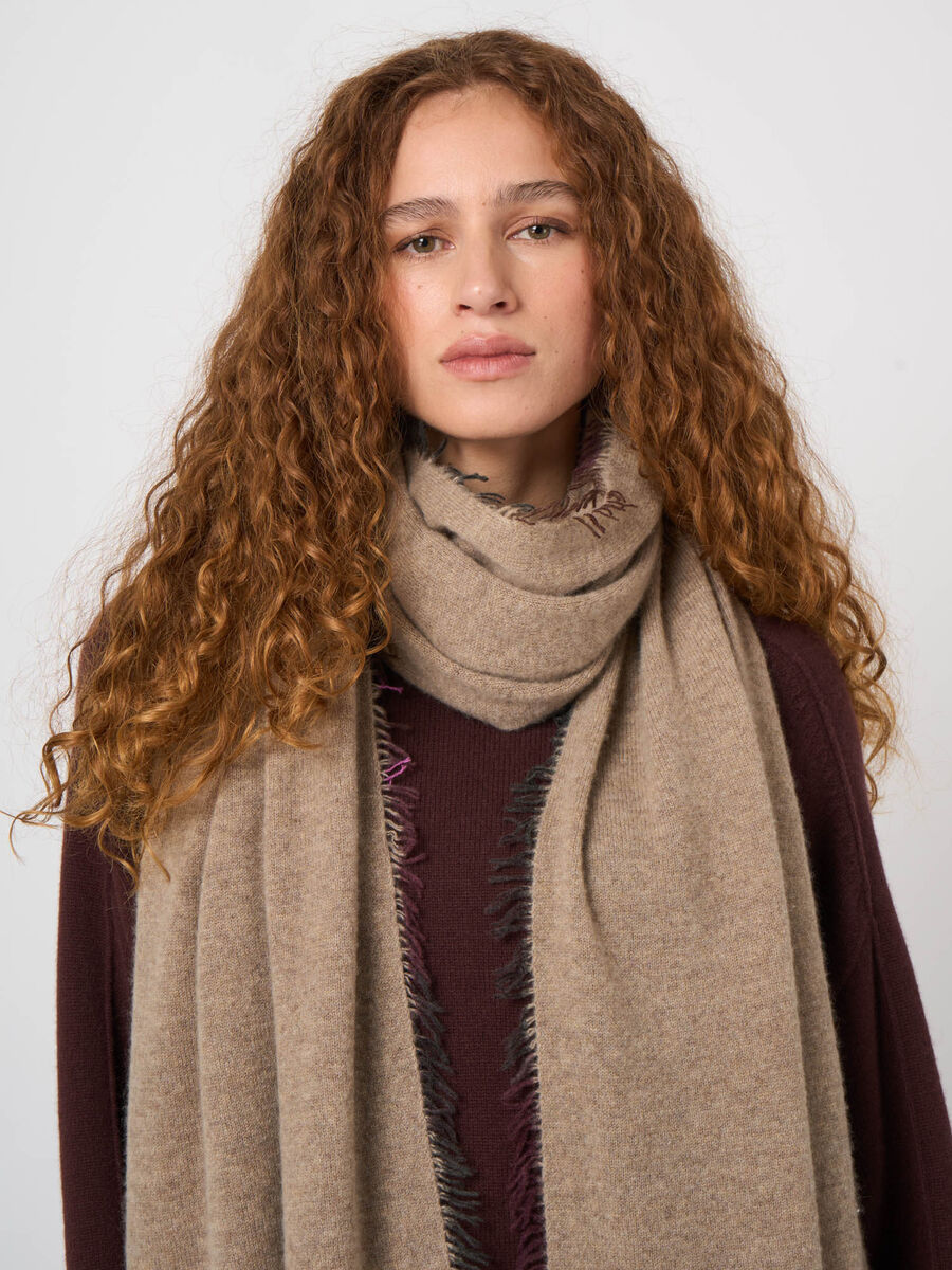 Fine-Knit Cashmere Long Scarf with Painted Fringes image number 3