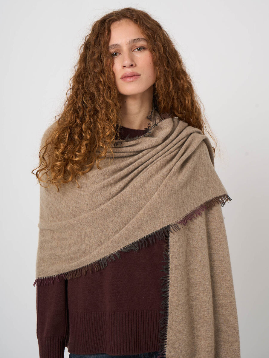 Fine-Knit Cashmere Long Scarf with Painted Fringes image number 4