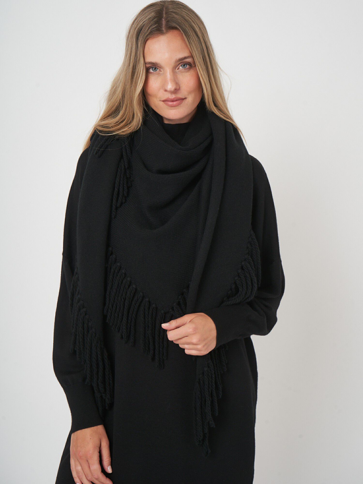 Chunky gebreide driehoekige cashmere sjaal met franjes afbeelding
