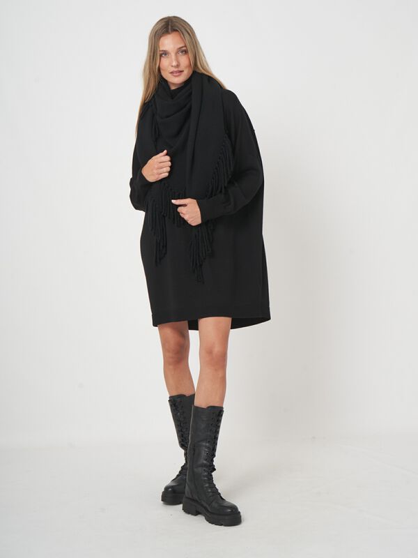 Chunky gebreide driehoekige cashmere sjaal met franjes image number 5