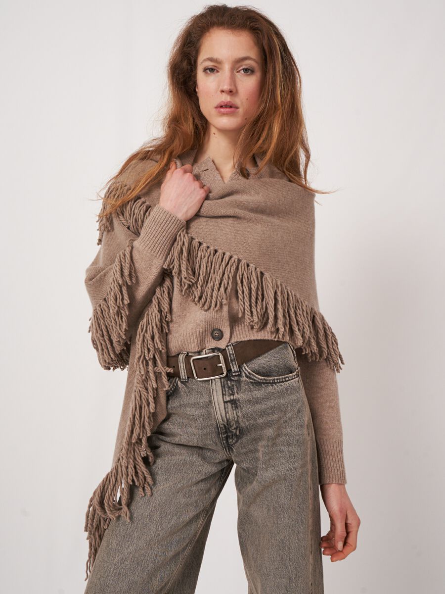 Chunky knit triangular cashmere scarf with fringes image number 1
