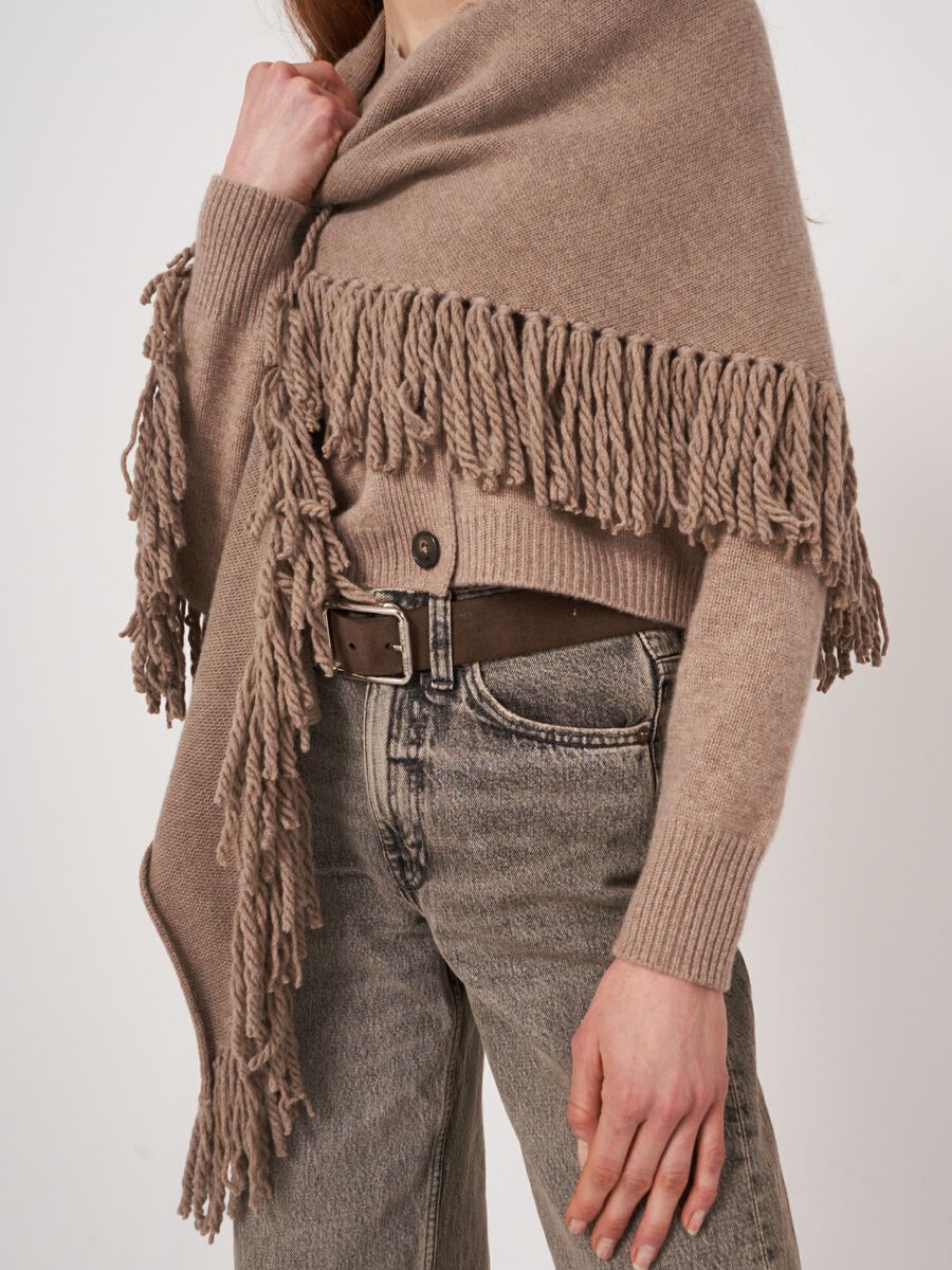 Chunky knit triangular cashmere scarf with fringes image number 2