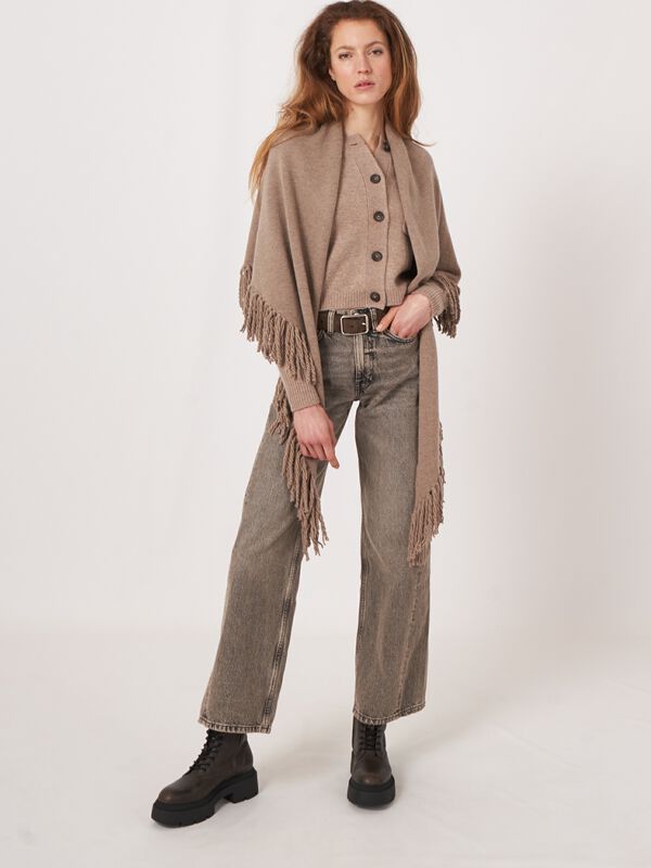 Chunky gebreide driehoekige cashmere sjaal met franjes image number 3