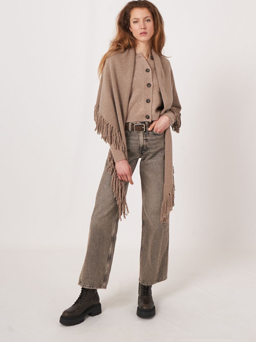 Chunky knit triangular cashmere scarf with fringes image number 3