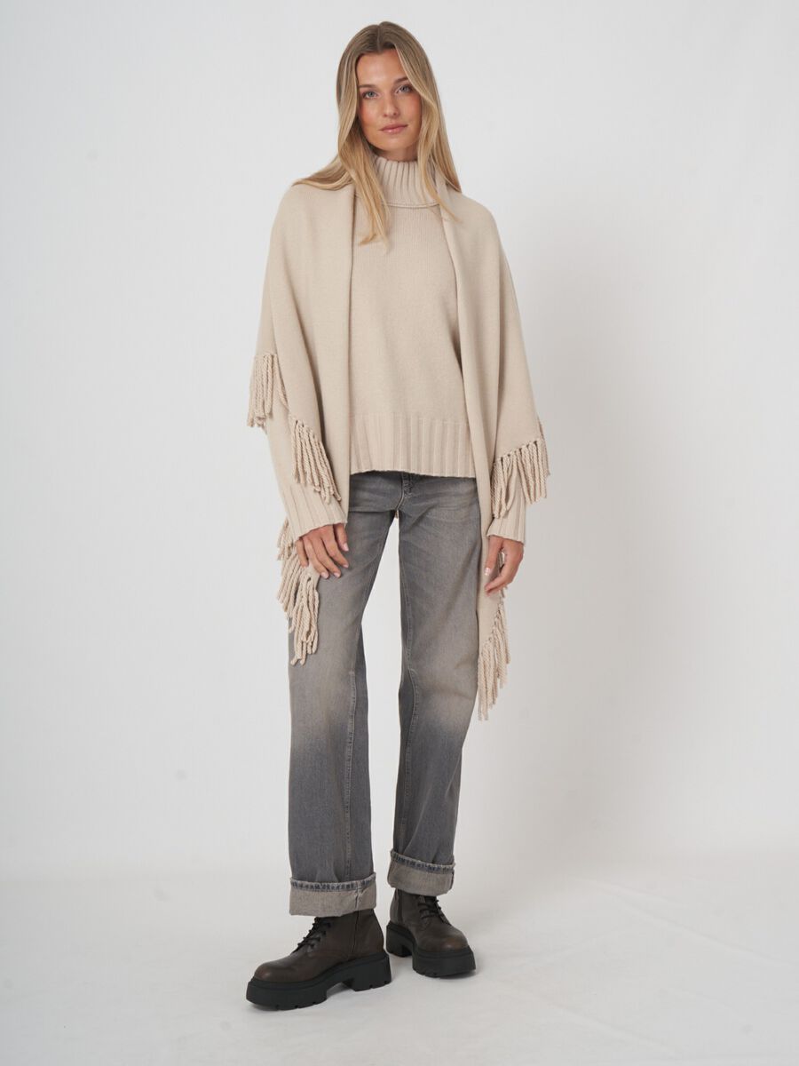 Grob gestrickter Kaschmir-Dreiecksschal mit Fransen image number 6