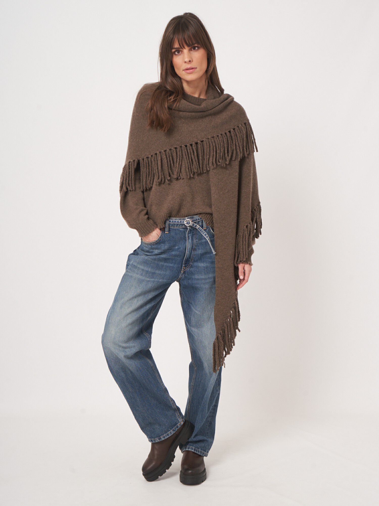 Chunky gebreide driehoekige cashmere sjaal met franjes afbeelding