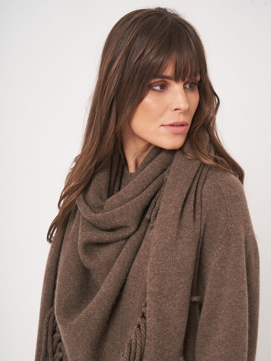 Écharpe en cachemire – forme triangulaire & franges image number 5