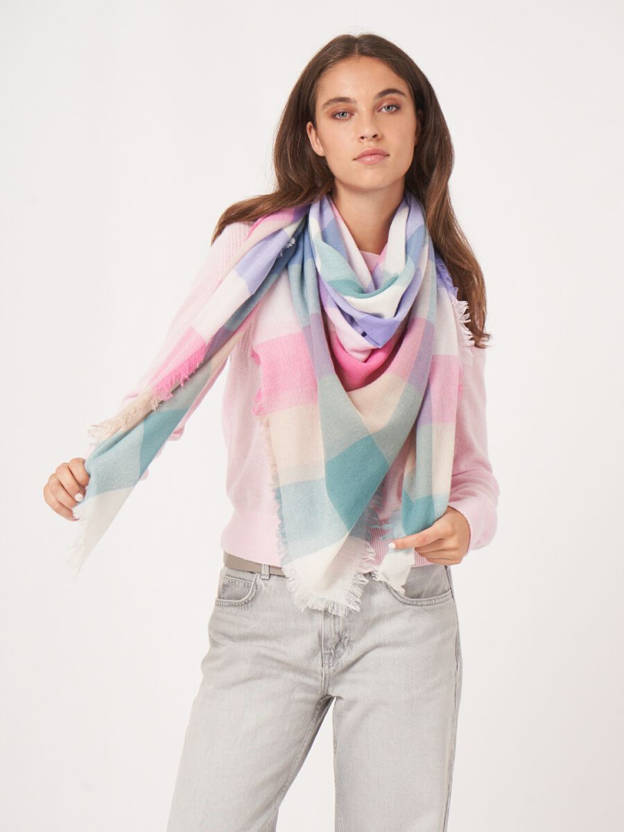 &Eacute;charpe l&eacute;g&egrave;re en m&eacute;lange de cachemire bio &agrave; franges image number 2