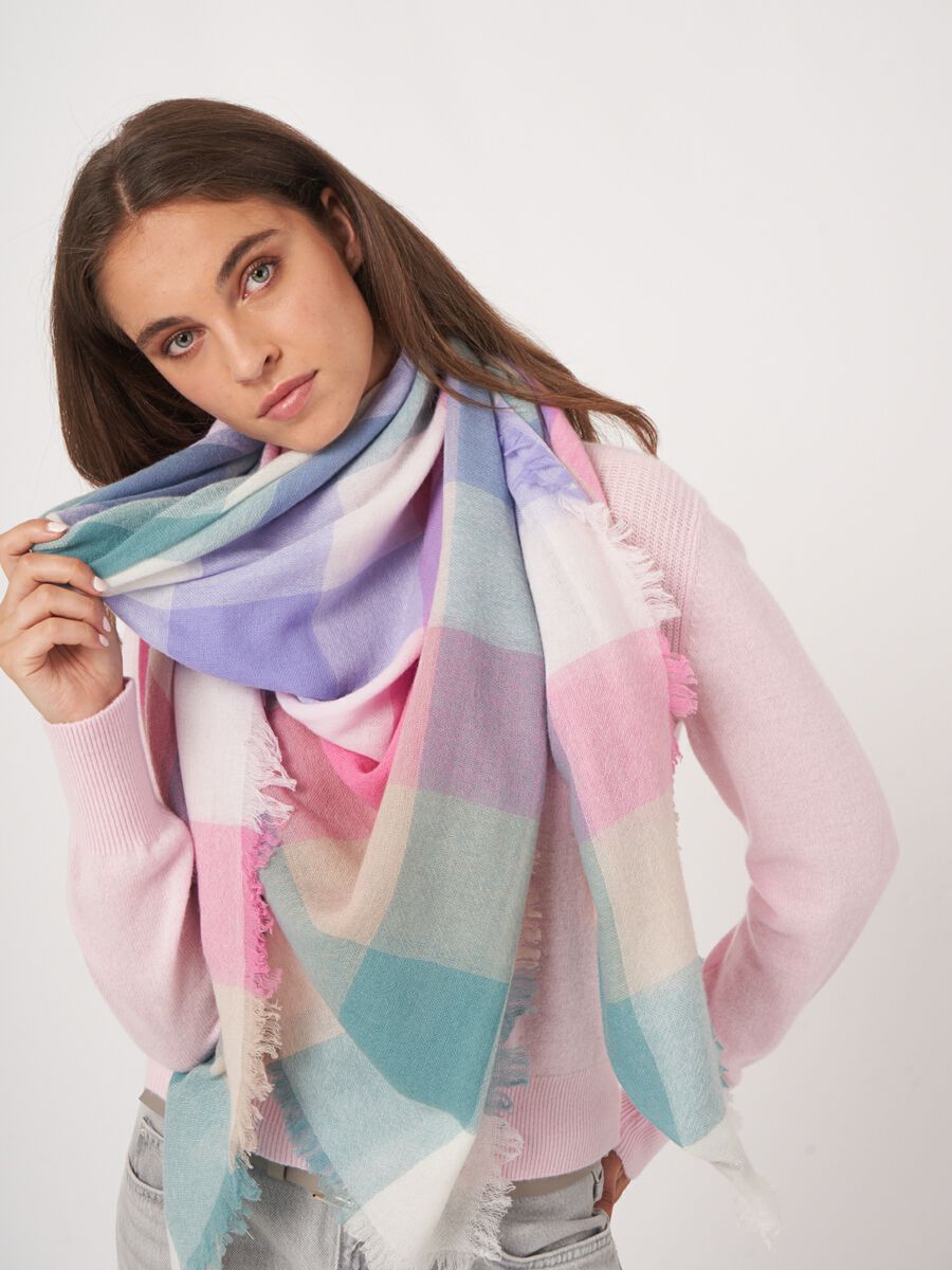 &Eacute;charpe l&eacute;g&egrave;re en m&eacute;lange de cachemire bio &agrave; franges image number 3