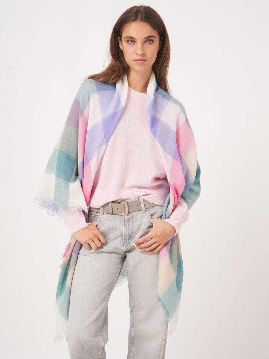 &Eacute;charpe l&eacute;g&egrave;re en m&eacute;lange de cachemire bio &agrave; franges image number 4