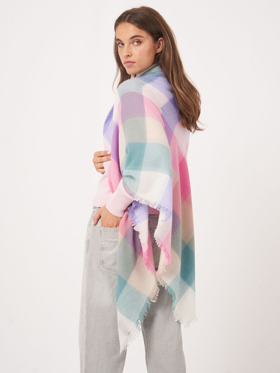 &Eacute;charpe l&eacute;g&egrave;re en m&eacute;lange de cachemire bio &agrave; franges image number 5