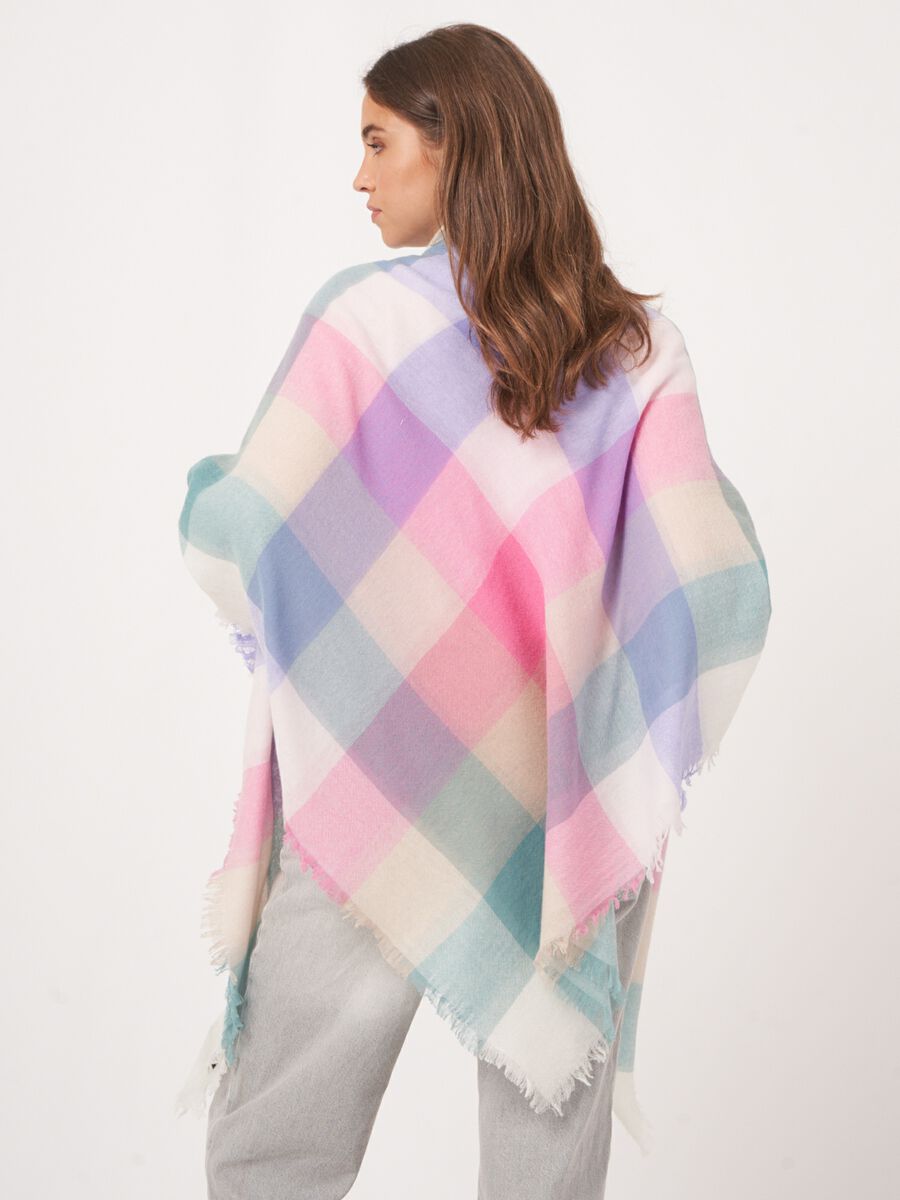 &Eacute;charpe l&eacute;g&egrave;re en m&eacute;lange de cachemire bio &agrave; franges image number 6