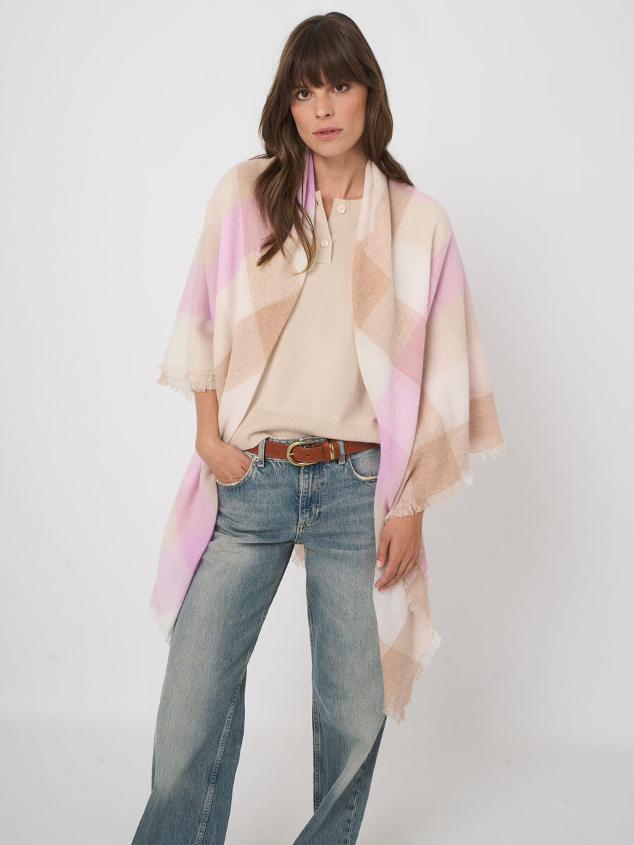 Soft organic cashmere blend scarf with fringe image number 3