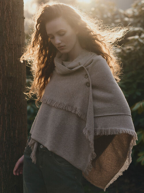 Poncho laine-cachemire &agrave; fermeture boutonn&eacute;e