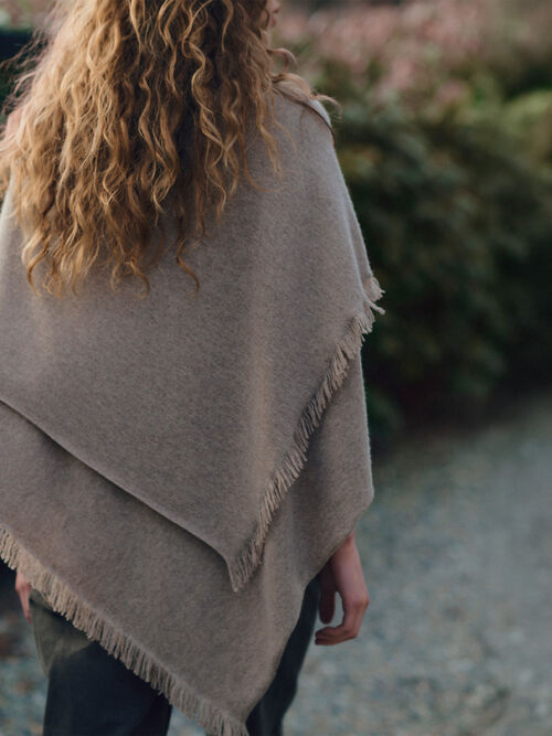 Poncho laine-cachemire &agrave; fermeture boutonn&eacute;e