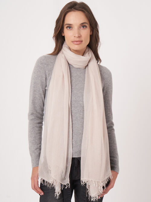Lightweight scarf in wrinkled look
