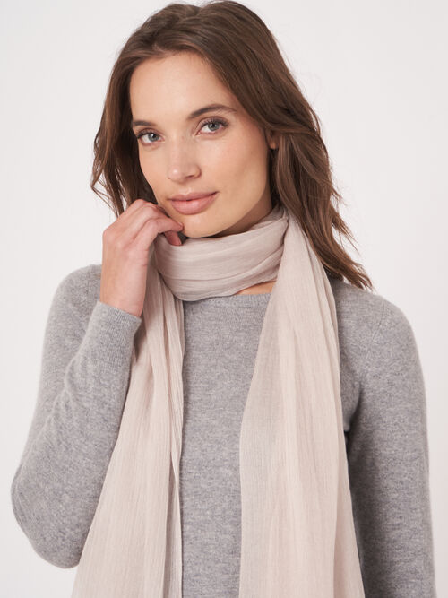 Lightweight scarf in wrinkled look