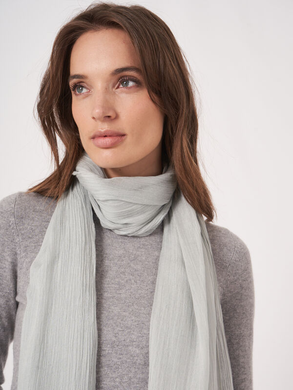 Lightweight scarf in wrinkled look image number 2