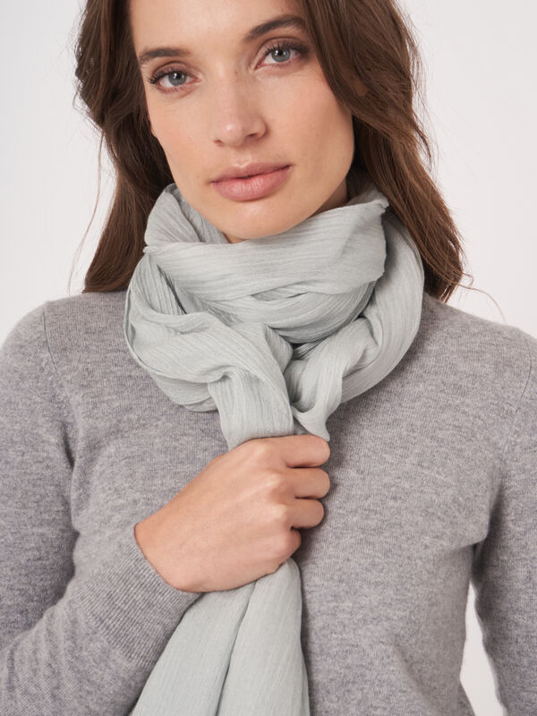 Lightweight scarf in wrinkled look image number 3