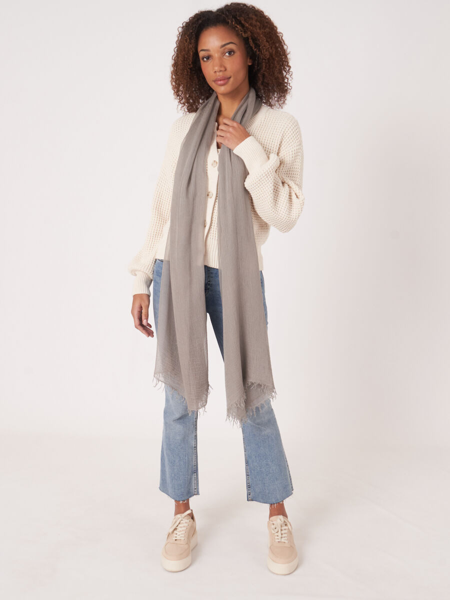 Lightweight scarf in wrinkled look image number 3