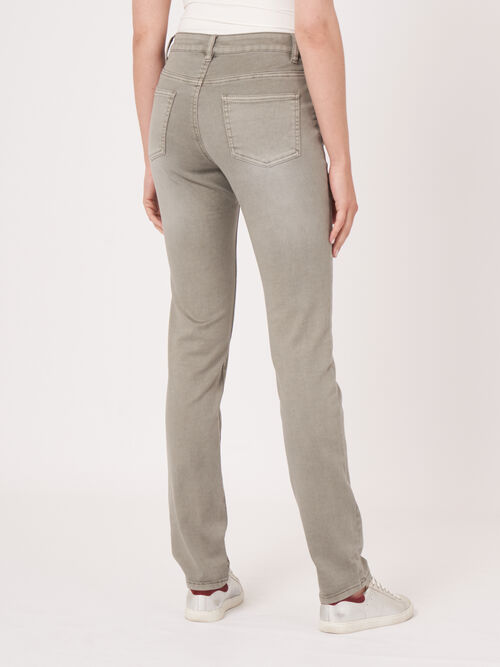 Jean &agrave; jambe droite