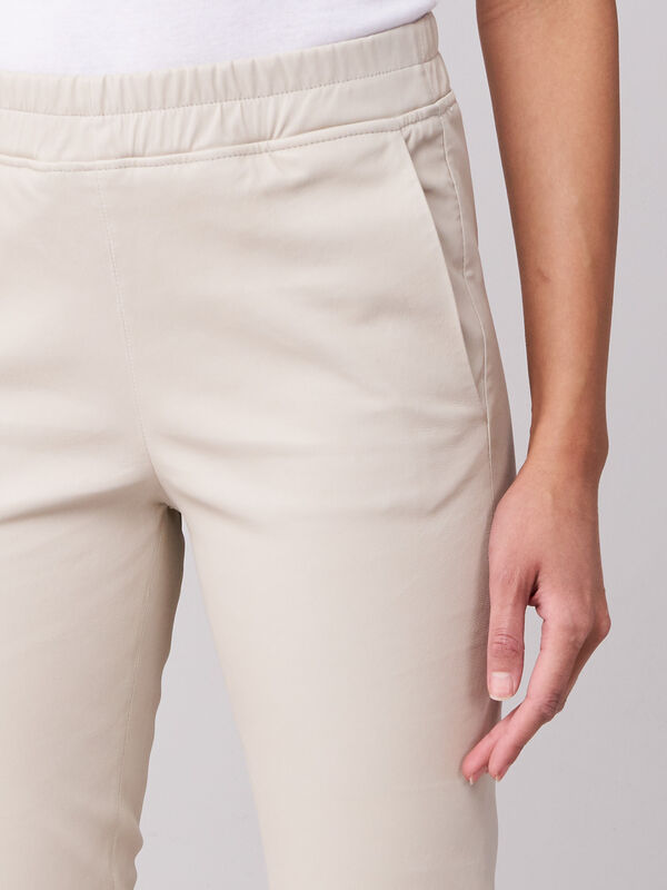 Pantalon en cuir d'agneau extensible image number 2