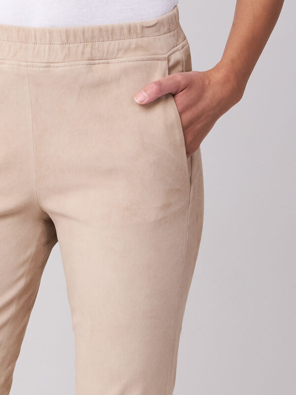 Hose aus elastischem Velours-Leder image number 2