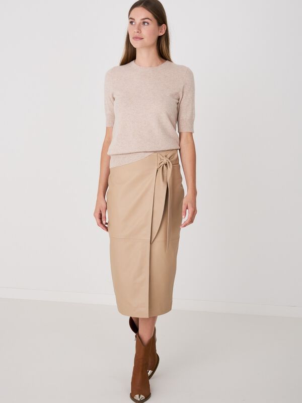 Overslagrok met strik van leer image number 3