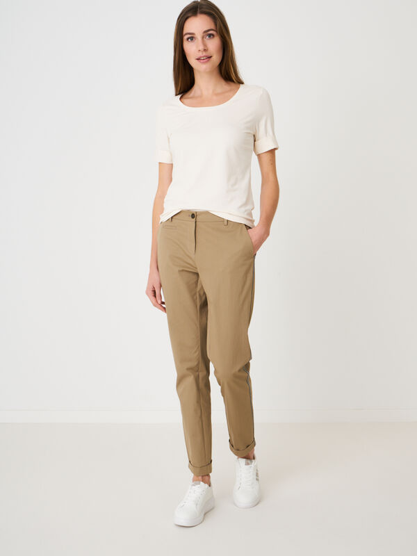 Damen-Chinohose mit seitlichen Metallic-Streifen image number 3