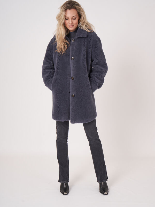 Mittellanger faux Shearling Mantel mit Wendefunktion image number 6