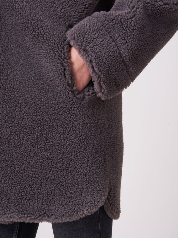 Mittellanger faux Shearling Mantel mit Wendefunktion image number 3