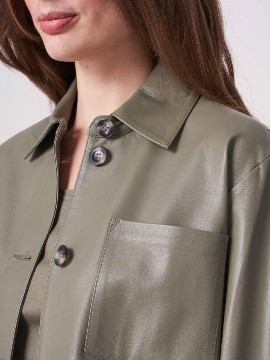 Locker geschnittene Hemdjacke aus Leder image number 2