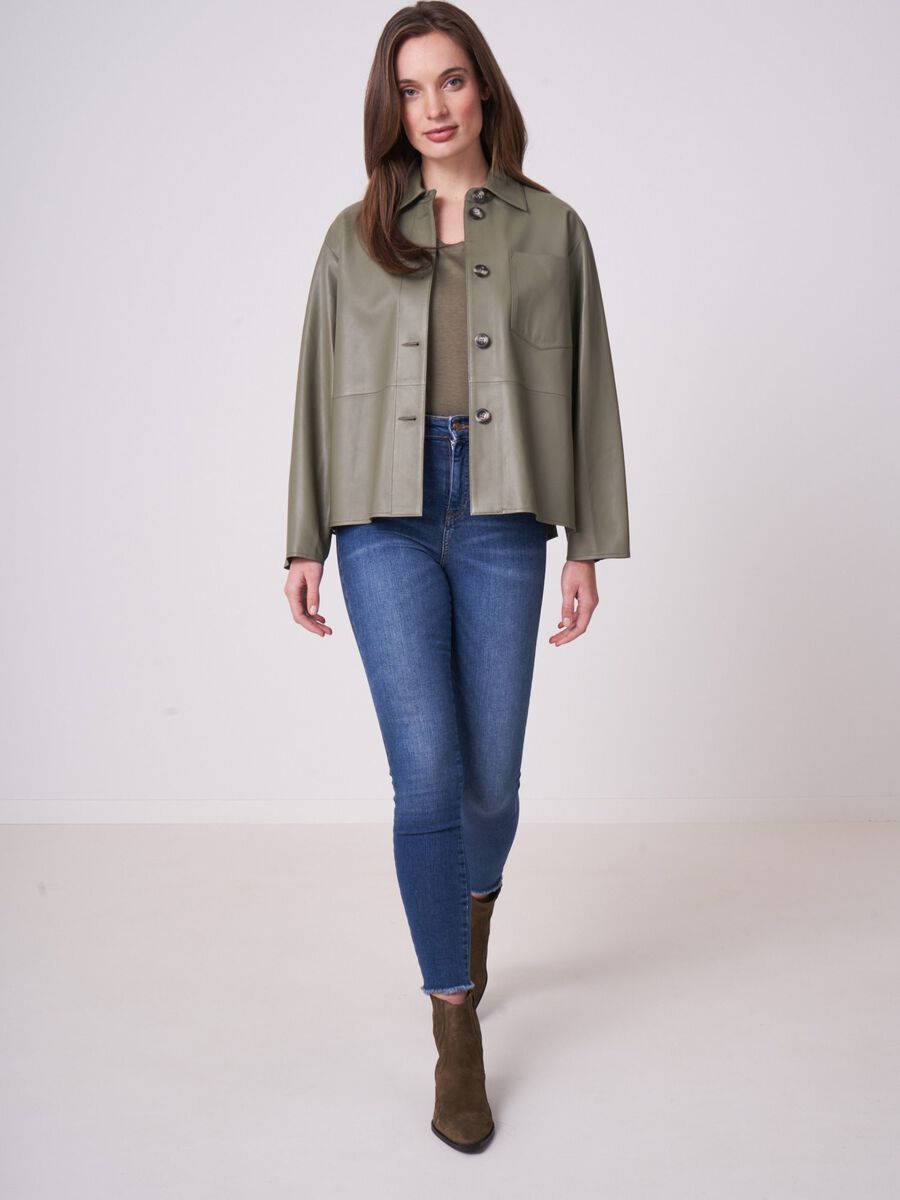 Locker geschnittene Hemdjacke aus Leder image number 3
