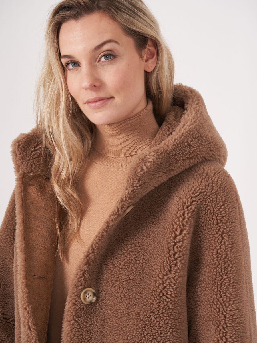 Omkeerbare faux shearling jas met capuchon image number 2