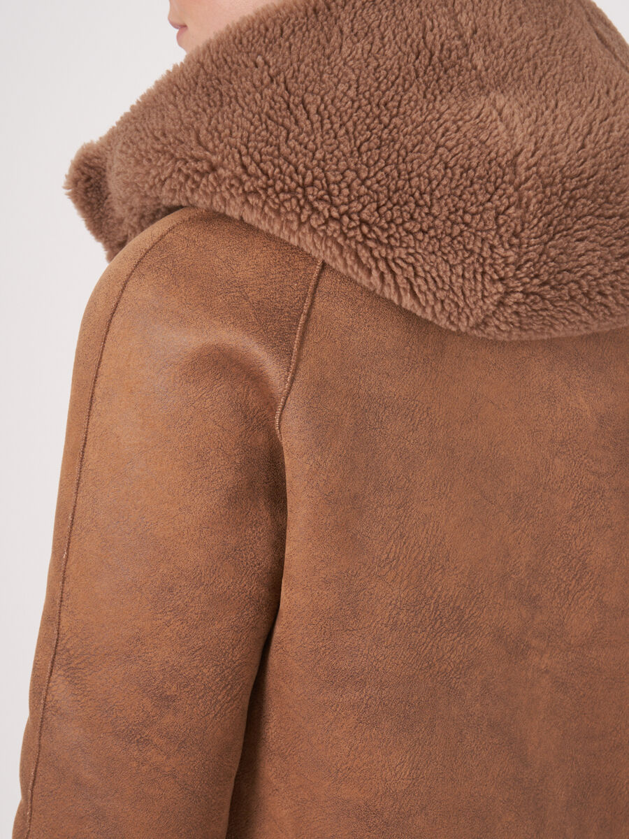 Omkeerbare faux shearling jas met capuchon image number 4